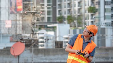 Küçük Asya Mühendislik İnşaat sitesi üzerinden Uçak uçuran adam. İnsansız hava aracı (İHA) arazi için kullanarak ve inşaat mühendisliği proje sitesi anket oluşturma.