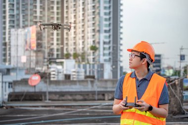 Küçük Asya Mühendislik İnşaat sitesi üzerinden Uçak uçuran adam. İnsansız hava aracı (İHA) arazi için kullanarak ve inşaat mühendisliği proje sitesi anket oluşturma.