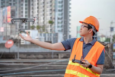 Küçük Asya Mühendislik İnşaat sitesi üzerinden Uçak uçuran adam. İnsansız hava aracı (İHA) arazi için kullanarak ve inşaat mühendisliği proje sitesi anket oluşturma.