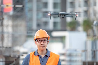 Küçük Asya Mühendislik İnşaat sitesi üzerinden Uçak uçuran adam. İnsansız hava aracı (İHA) arazi için kullanarak ve inşaat mühendisliği proje sitesi anket oluşturma.