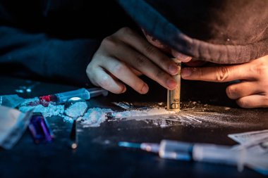 Eroin, kokain ya da başka bir narkotik madde banknot kullanarak alarak keş adam. İlaç kötüye kullanımı ve bağımlılığı kavramı