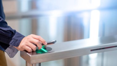 Otomatik giriş kapısı makine ofis binası içinde açmak için Smartphone kullanarak erkek ele