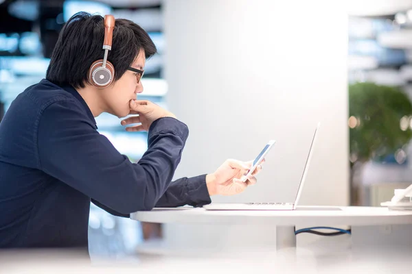 Unga Asiatiska Verksamhet Man Lyssnar Musik Genom Hörlurar Och Smartphone — Stockfoto