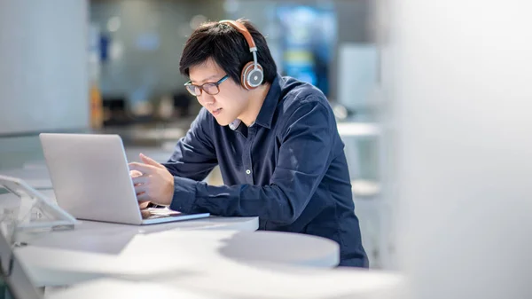 Fiatal Ázsiai Üzletember Zenehallgatás Fejhallgató Smartphone Laptop Számítógép Működő Hely — Stock Fotó