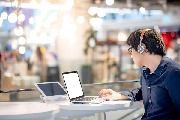 Fiatal Ázsiai Üzletember Zenehallgatás Fejhallgató Munka Közben Laptop Számítógép Működő — Stock Fotó