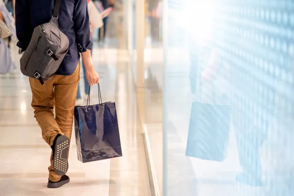 Homem Asiático Segurando Saco Compras Azul Andando Loja Departamento Estilo — Fotografia de Stock