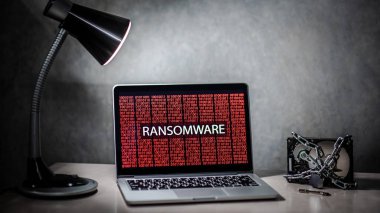 Dizüstü bilgisayar ekranı ile uyarı kırmızı dijital ikili arka planda saldıran ransomware. Sert yuvarlak yüzey götürmek kilit zinciri ve asma kilit, siber saldırı ve Internet veri güvenlik kavramı