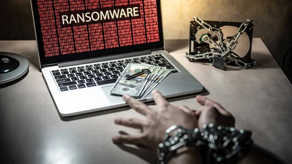 Eller zinciri ve doları banknot ve anahtar üstünde klavye, laptop bilgisayar Haritayı ransomware saldıran ile kilitli sabit disk dosya kapmak çalışıyor kilit tarafından bağlı. Siber saldırı ve Internet güvenlik kavramları
