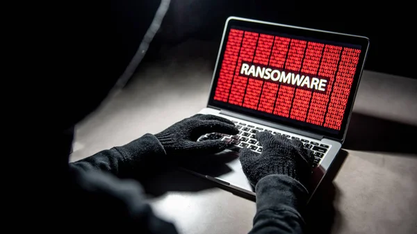 Manliga Hacker Handen Laptop Dator Tangentbord Med Röd Binära Skärm — Stockfoto