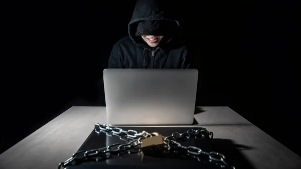 Hacker Maschio Seduto Con Computer Portatile Bloccato Cyber Attacco Internet — Foto Stock