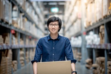 Küçük Asya adam alışveriş depolama veya çekme çalışma ve kavramlar ambalaj raflar depo, satır arasında taşıma karton kutu