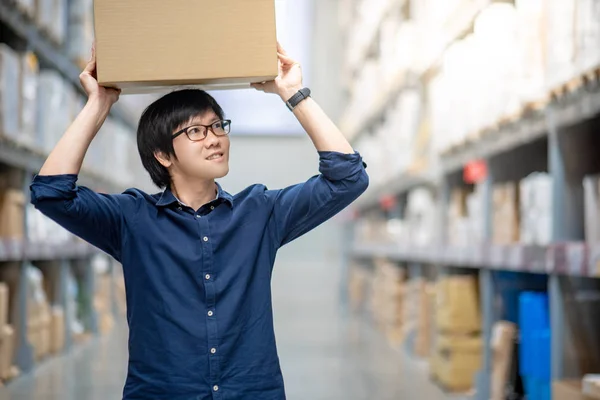 Joven Hombre Asiático Que Lleva Caja Cartón Sobre Cabeza Entre —  Fotos de Stock