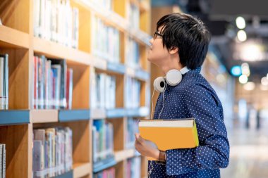 Küçük Asya öğrenci seçimi Halk Kütüphanesi kitapta dostum. Erkek araştırmacı raflardan ders kitabı arıyorum. Eğitim Araştırma ve kendini Üniversitesi yaşam kavramları öğrenme
