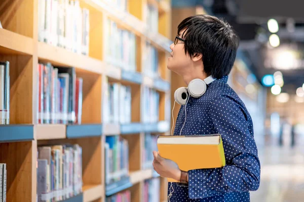 Joven Estudiante Asiático Eligiendo Libro Biblioteca Pública Investigador Masculino Busca — Foto de Stock