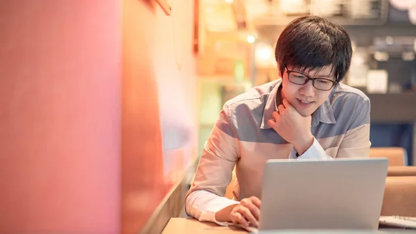 Jovem Empresário Asiático Com Óculos Usando Computador Portátil Café Empreendedor — Fotografia de Stock