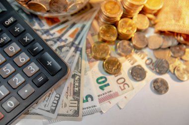 Sikke yığını ve para çantası, dolar ve euro banknot masanın üzerine dışarı dökülmesini ile hesap makinesi. Bileşik faiz hesaplama veya finansal yatırım iş kavramları