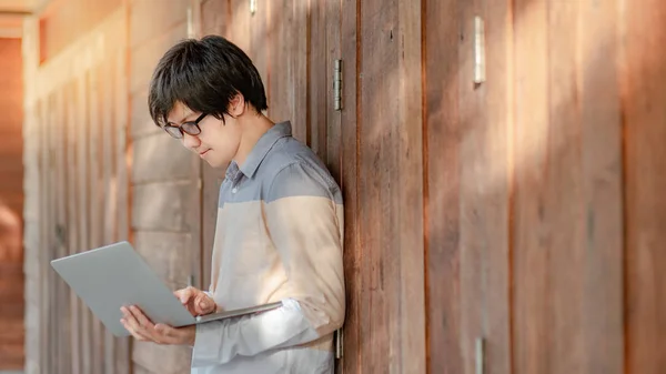 Jeune Homme Asiatique Avec Des Lunettes Aide Ordinateur Portable Debout — Photo