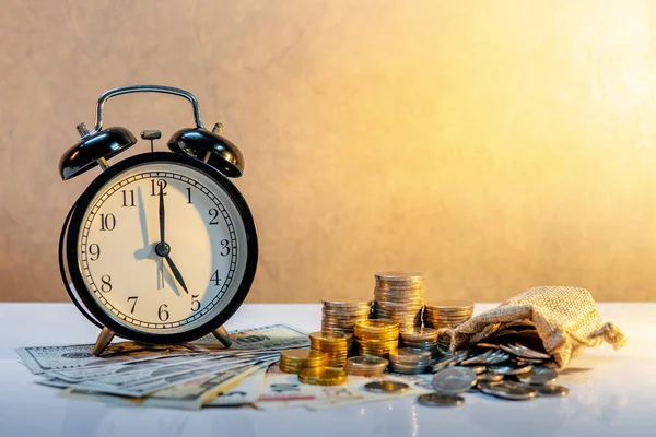 Horloge Avec Billets Pile Pièces Monnaie Internationale Sur Table Investissement — Photo