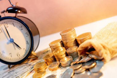 Banknot ile düzenlendi ve uluslararası para birimi tablo üzerinde yığını sikke. Zaman yatırım veya emeklilik tasarrufu. İş ve finans kavramları
