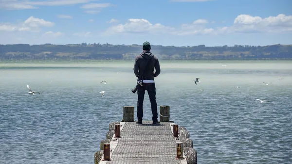 Tânăr Fotograf Asiatic Stând Jetty Uitându Peisajul Lacului Din Rotorua — Fotografie, imagine de stoc