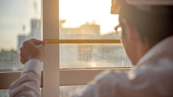 Young Asian Engineer Man Using Tape Measure Measuring Tape Window — Stock Photo, Image