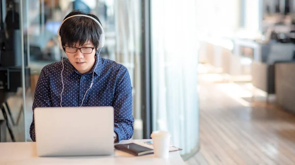 Fiatal Ázsiai Üzletember Fejhallgató Dolgozik Laptop Számítógép Irodai Íróasztal Zenét — Stock Fotó