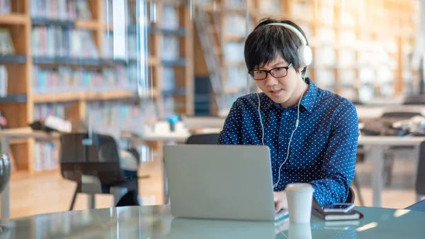 Jovem Asiático Trabalhando Com Computador Portátil Mesa Biblioteca Pública Estudante — Fotografia de Stock