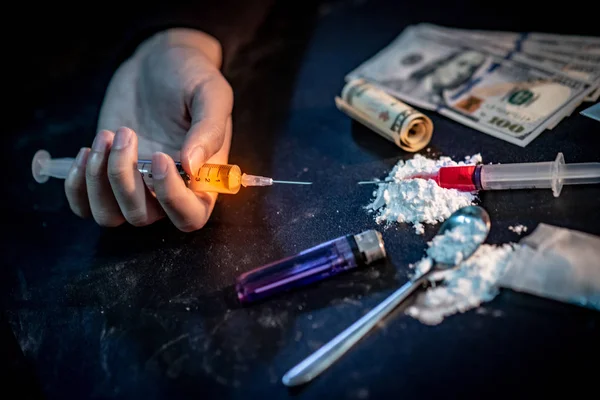 Hombre Drogadicto Mano Sosteniendo Jeringa Inyección Drogas Cerca Polvo Heroína — Foto de Stock