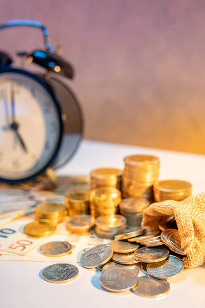 Stołowy Zegar Stos Złota Moneta Stole Banknotów Międzynarodowej Waluty Czas — Zdjęcie stockowe