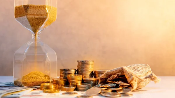 Zand Loopt Door Vorm Van Een Zandloper Met Bankbiljetten Munten — Stockfoto