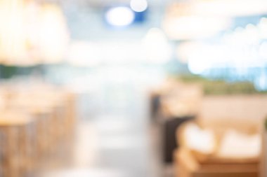 Bulanık restoran geçmişi. Bulanık kafe ya da kafeteryada yemek masaları, sandalyeler ve diğer dekorasyonlar. Tasarım ögesi için bulanık arkaplan. Yiyecek ve içecek konsepti.