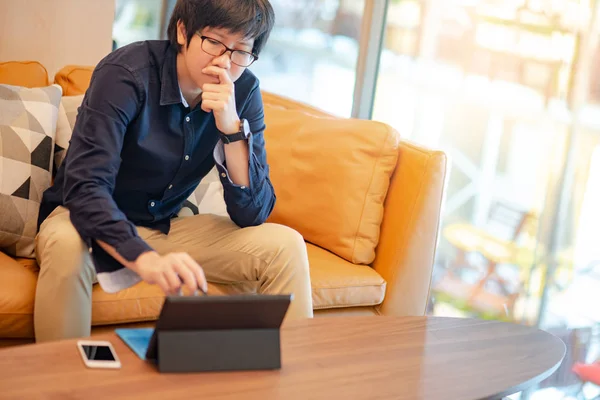 Jovem Empresário Asiático Sentindo Estressado Frustrado Enquanto Trabalhava Com Tablet — Fotografia de Stock