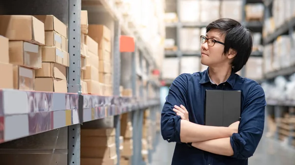 Ung Asiatisk Man Gör Inventering Produkt Kartong Hyllor Lager Med — Stockfoto