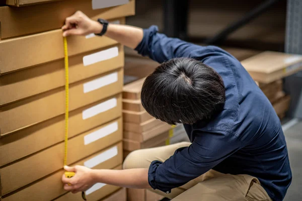 Jovem Asiático Usando Fita Métrica Para Medir Dimensão Produto Caixa — Fotografia de Stock