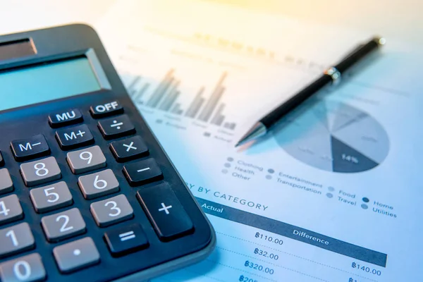 Kalkylator Penna Och Sammanfattning Rapport Pappersarbete Med Stapeldiagram Cirkeldiagram Och Stockbild