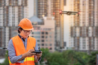 Küçük Asya Mühendislik İnşaat sitesi üzerinden Uçak uçuran adam. İnsansız hava aracı (İHA) arazi için kullanarak ve inşaat mühendisliği proje sitesi anket oluşturma.