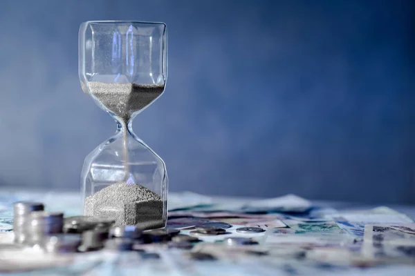 Sand Løber Gennem Form Timeglas Bordet Med Sedler Mønter International - Stock-foto