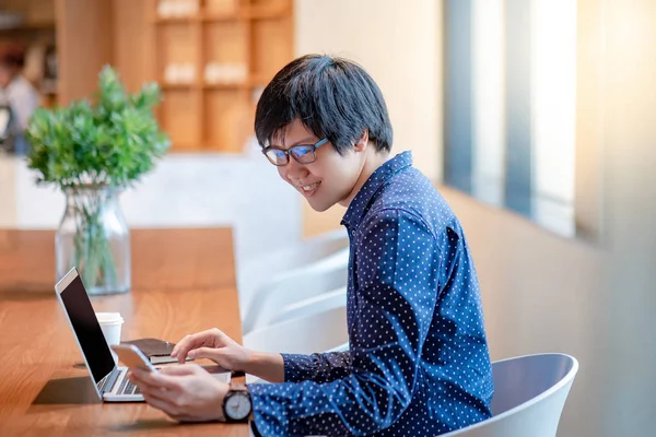 Jovem Empresário Asiático Com Óculos Usando Smartphone Empresário Masculino Trabalhando — Fotografia de Stock