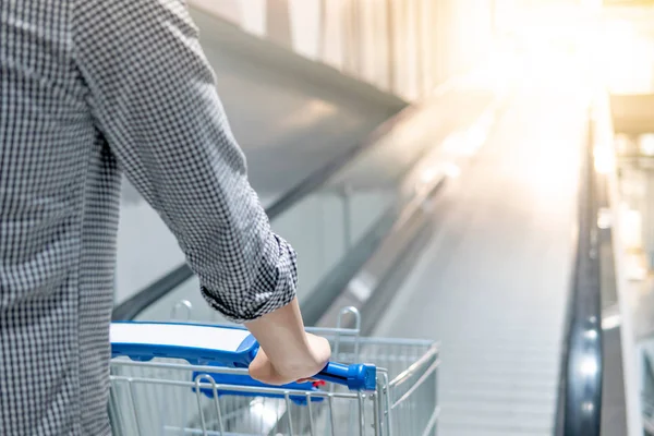 Acheteur Masculin Poussant Panier Chariot Sur Voyageur Escalator Dans Supermarché — Photo