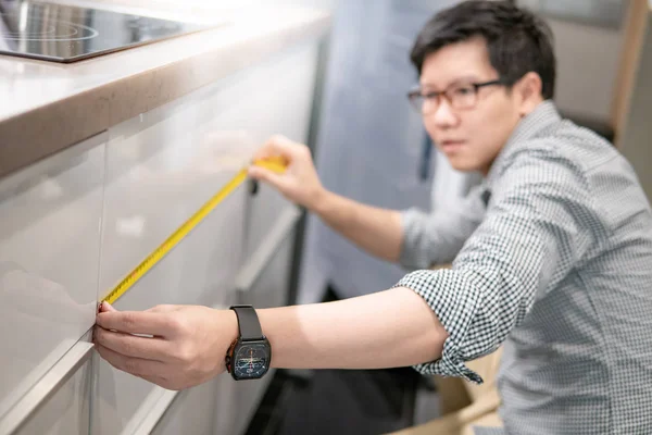 Joven Hombre Asiático Usando Cinta Métrica Para Medir Mostrador Cocina —  Fotos de Stock