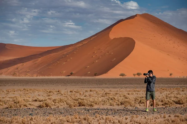 Молодой Путешественник Фотограф Фотографирует Пустыню Намиб Фоне Оранжевой Дюны Путешествие — стоковое фото