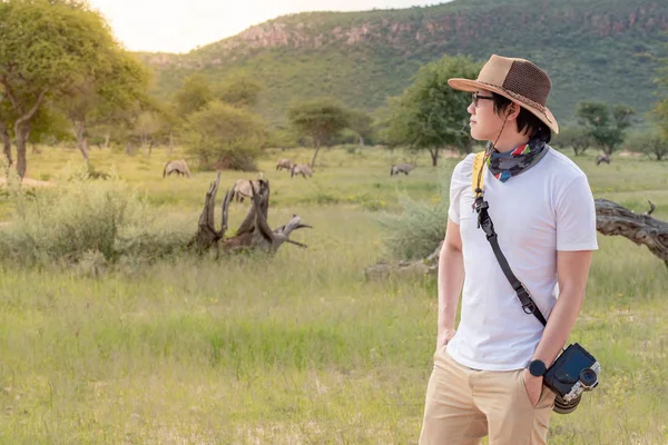 Pemuda Pengembara Dan Fotografer Berdiri Safari Melihat Hewan Satwa Liar — Stok Foto