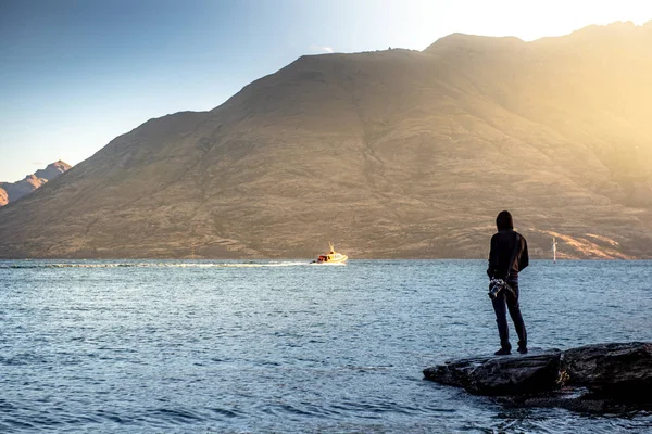 Bărbat Călător Stând Stâncă Uitându Peisajul Montan Timpul Apusul Soarelui — Fotografie, imagine de stoc