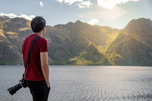 Młody Człowiek Asian Fotograf Patrząc Góry Jezioro Krajobraz Wyspy Południowej — Zdjęcie stockowe