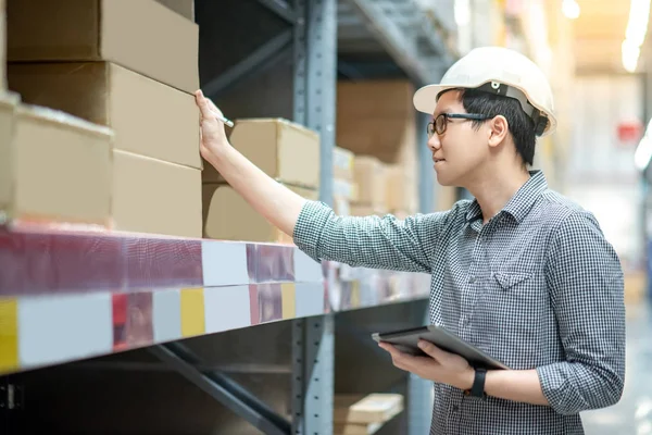 Joven Trabajador Asiático Con Casco Seguridad Anteojos Haciendo Inventario Del — Foto de Stock