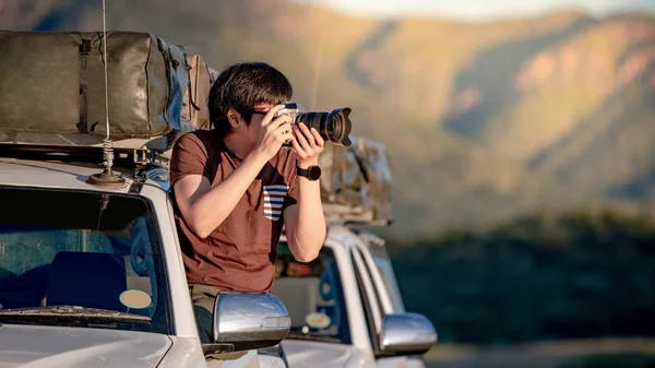 Jeune Voyageur Asiatique Photographe Assis Sur Fenêtre Voiture Prenant Des — Photo