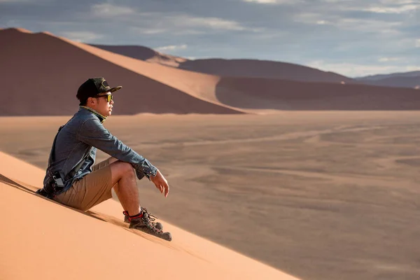 Молодой Азиат Путешествует Фотографирует Пейзажи Сидя Песчаной Дюне Пустыне Намиб — стоковое фото