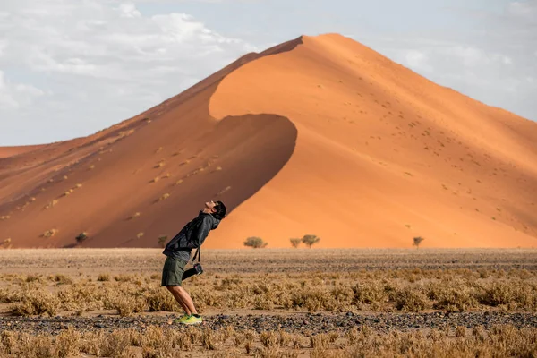 Jonge Mannelijke Reiziger Fotograaf Permanent Met Vorm Van Curve Namib — Stockfoto