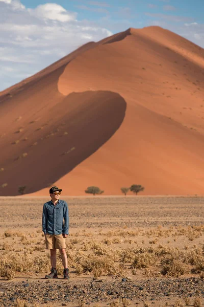 Jonge Mannelijke Reiziger Permanent Namib Woestijn Met Oranje Uitzichtpunt Achtergrond — Stockfoto