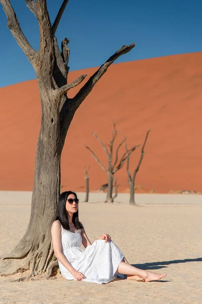 Tânăra Fată Asiatică Atractivă Purtând Rochie Albă Ochelari Soare Așezată — Fotografie, imagine de stoc